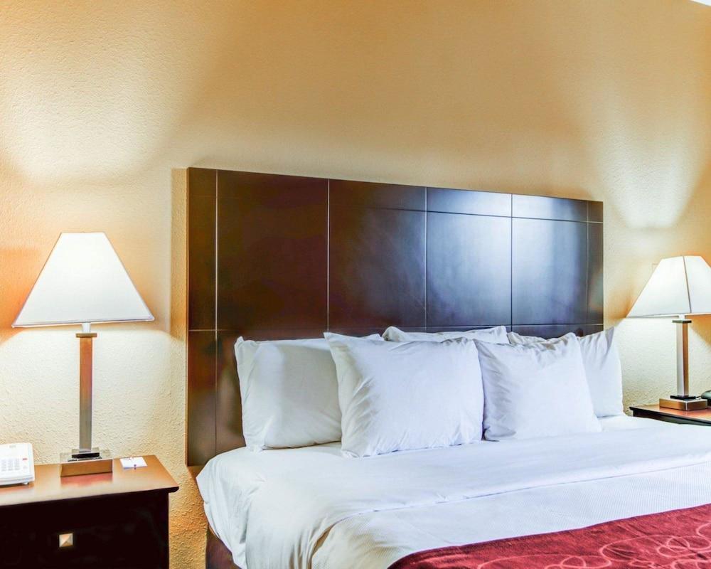 Hotel Comfort Near Robins Air Force Base 2*