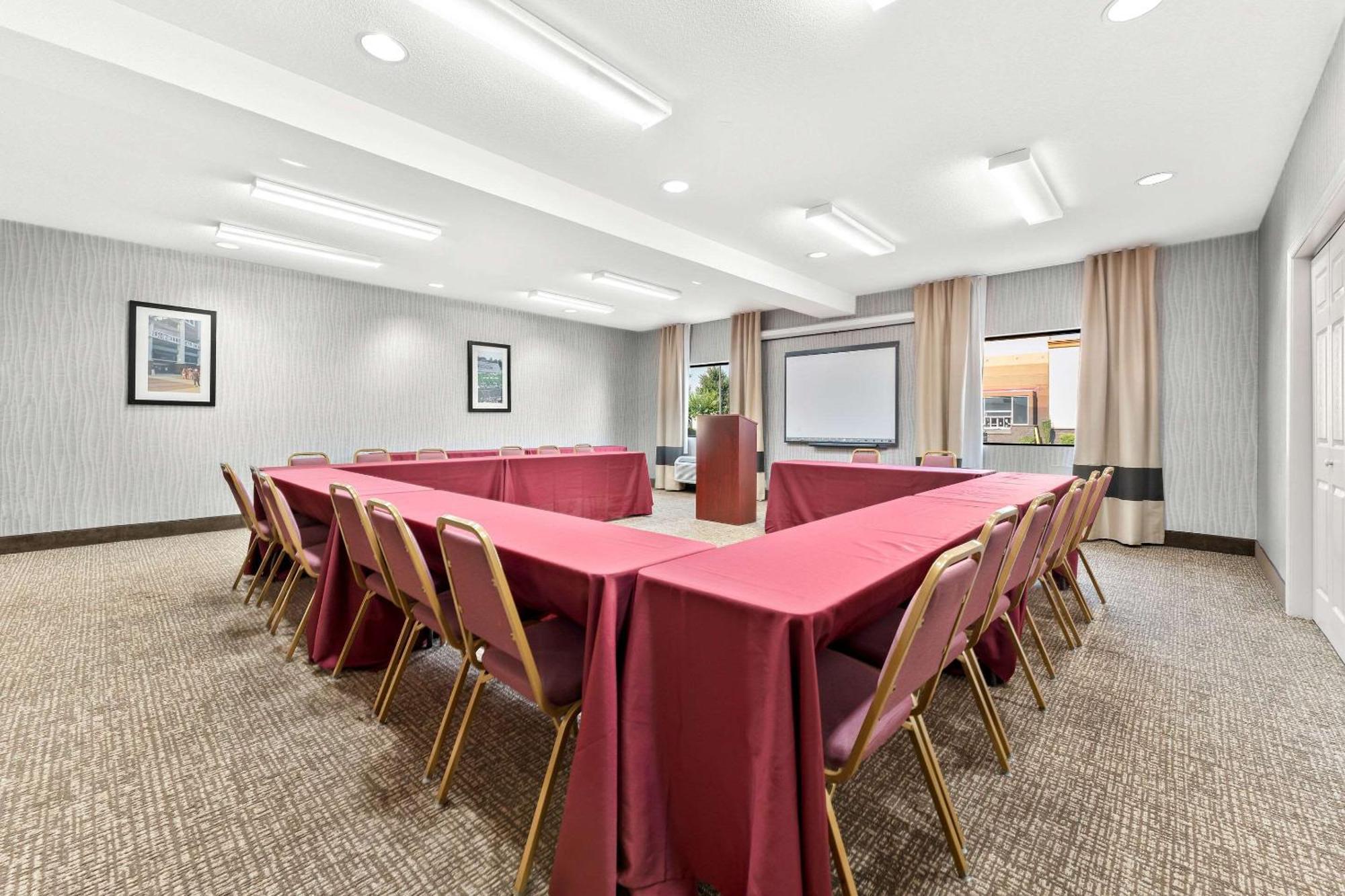 Hotel Comfort Near Robins Air Force Base 2*